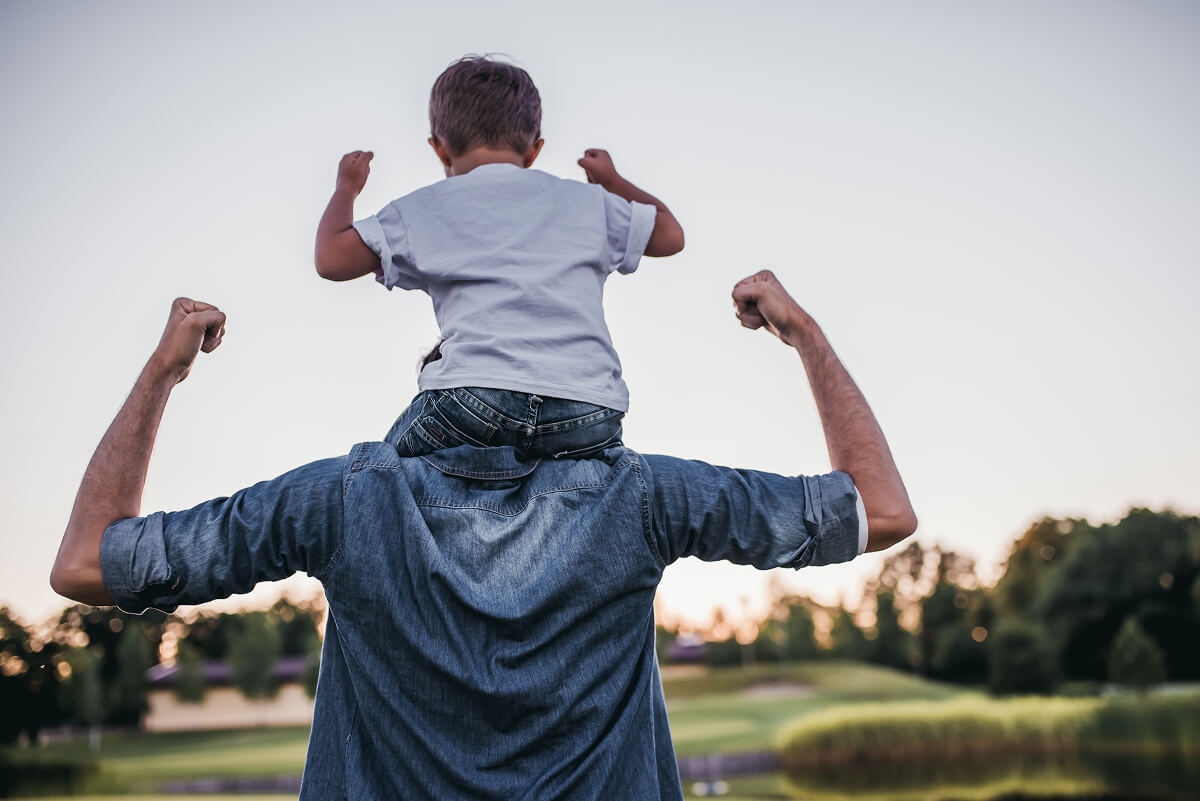 Skip the glitter glue and googly eyes. These Father’s Day gift ideas let preschoolers give Dad something bold, snackable, and unforgettable—no macaroni art required.