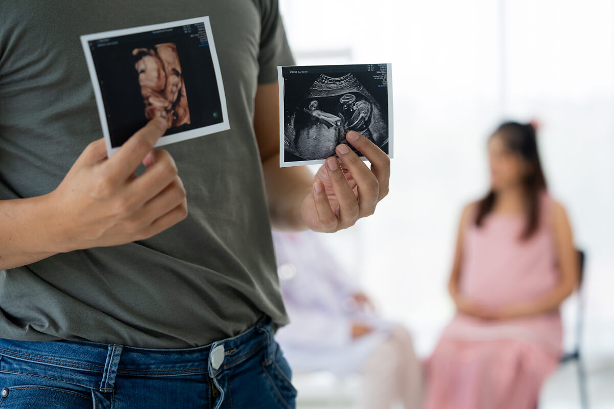 A jerky bouquet in a personalized mug, whiskey caramel tin, and Meat Card™ displayed as the perfect gifts for new dads at the hospital who need flavor and fuel.