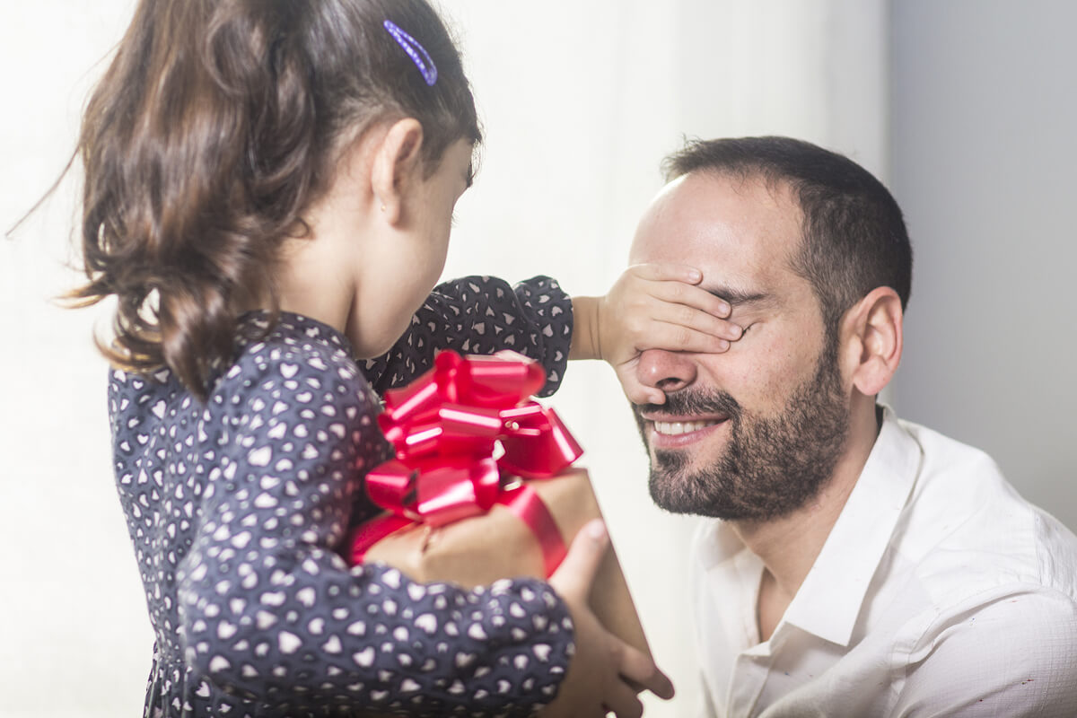 Custom Father’s Day gifts from daughter including engraved jerky cards, ammo cans, whiskey sets, and pint glasses—bold and personal gifts for the legendary girl dad.