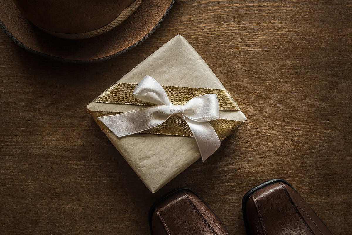Same day delivery Father’s Day gifts including meat cards, bacon-scented wrap, and gourmet snack sets—fast-shipping, bold gifts for legendary dads.