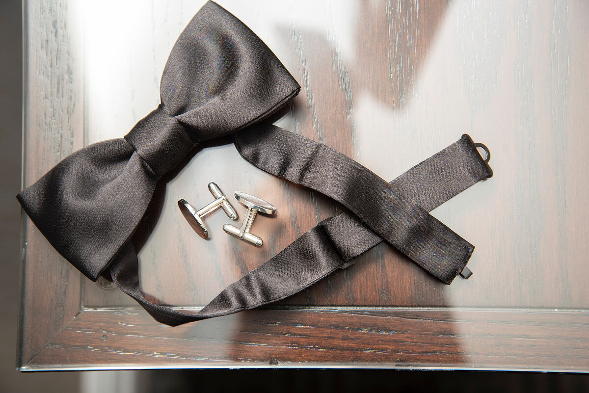  Engagement gifts for fiancé including bacon bouquets, custom whiskey decanters, beef jerky cards, and Bloody Mary kits perfect for grooms-to-be. 